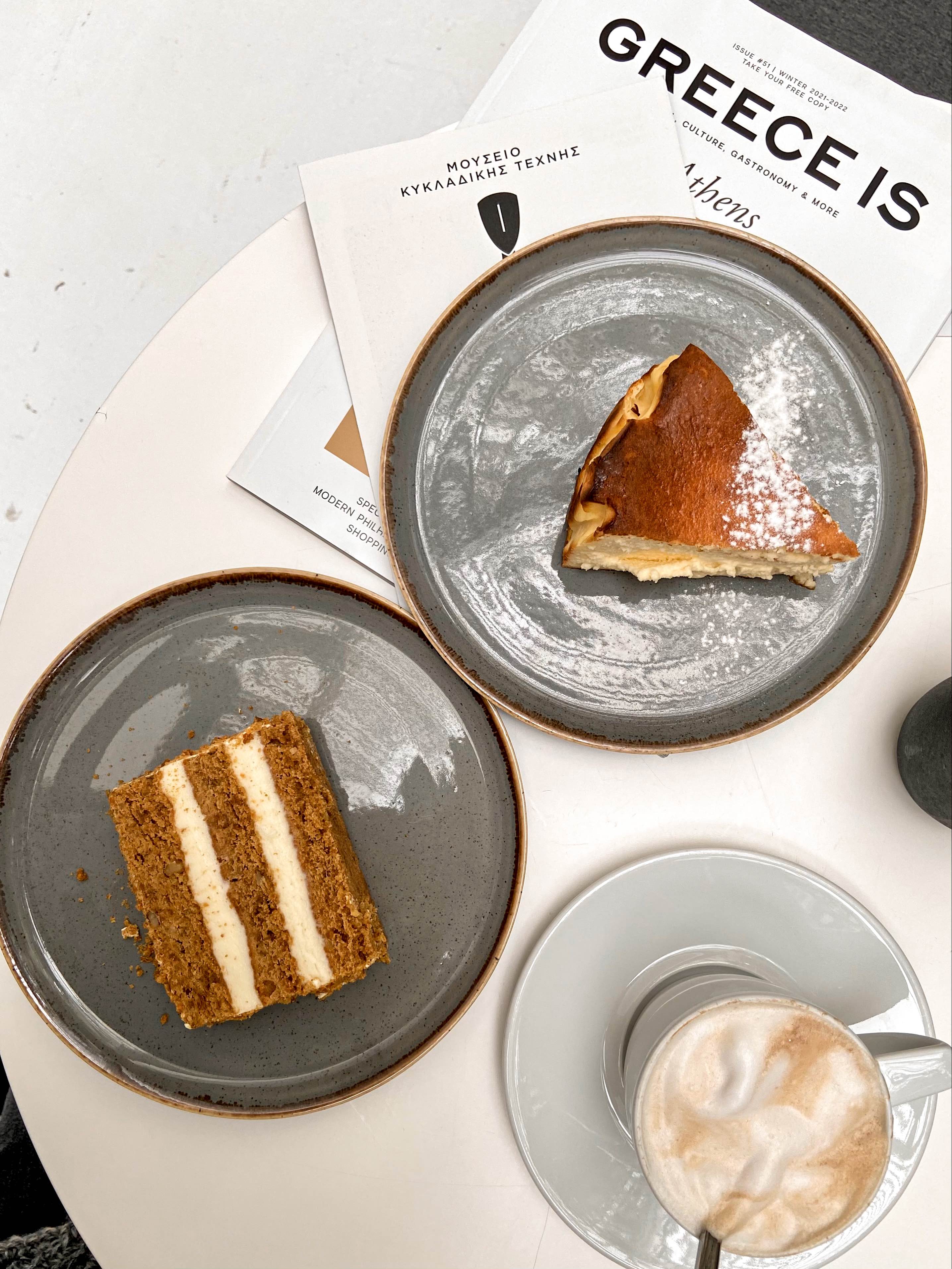 Cycladic café: η υψηλή αισθητική συνεχίζεται και έξω από τις αίθουσες του Μουσείου Κυκλαδικής Τέχνης.