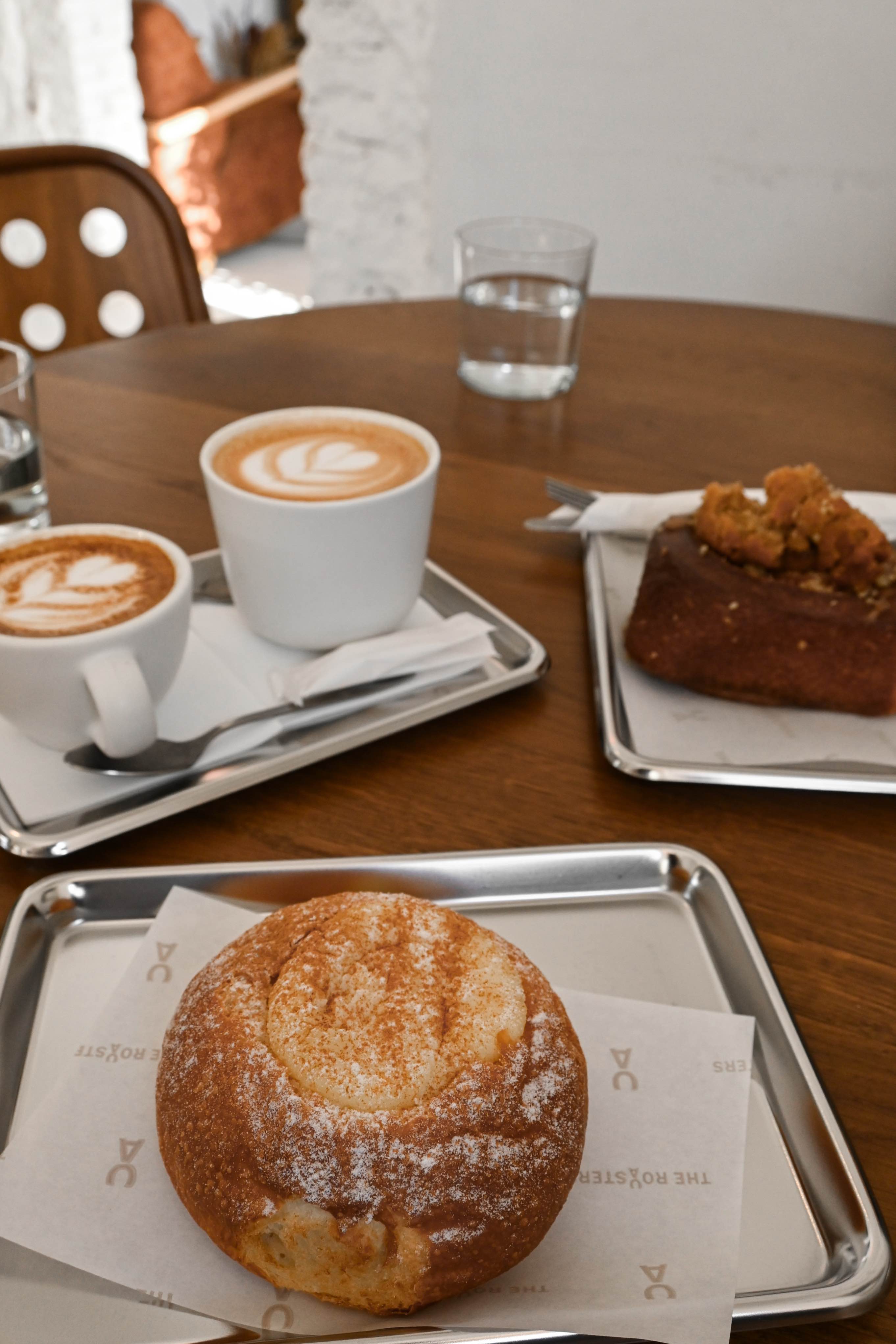 The roosters: flat white, μπουγάτσα bun και θέα στην Aθήνα.